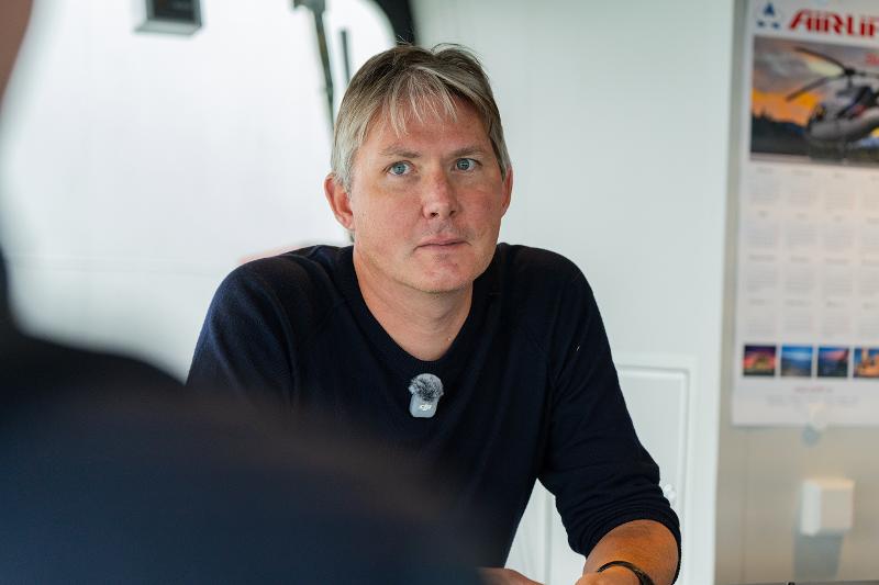 Paul Dodd PH2050 foto Ingrid Ballari Nilssen.jpg portrett av en mann sitter i et rom i en båt